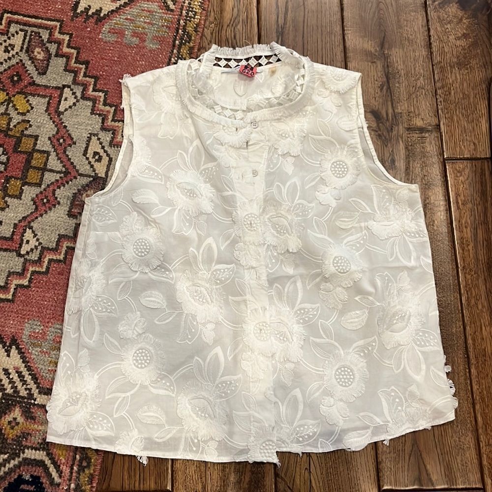 Tahari White Sleeveless Button Down
